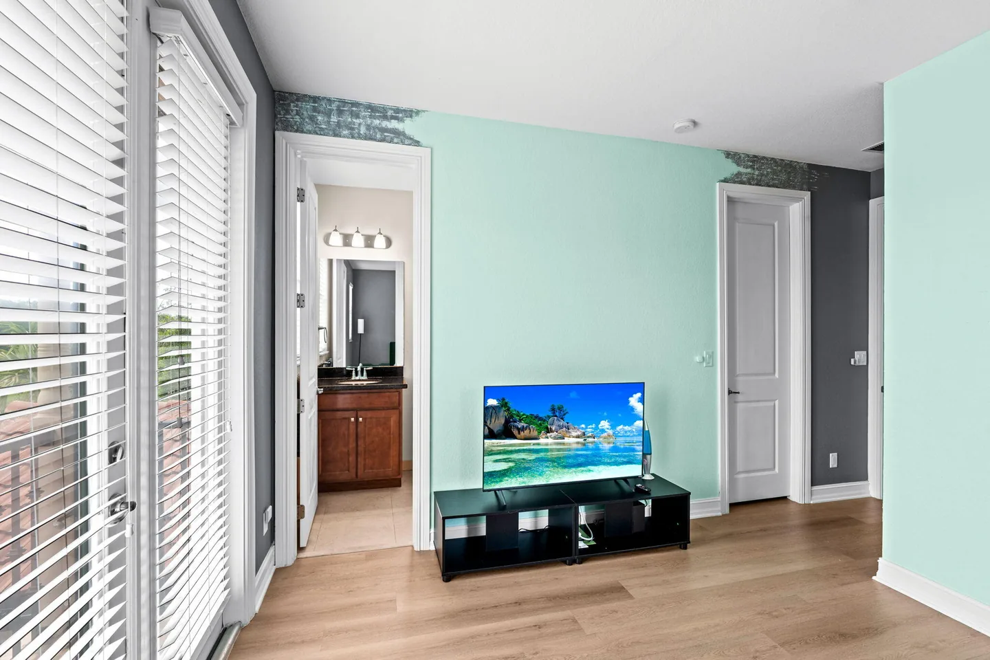 Bedroom w/Private Ba