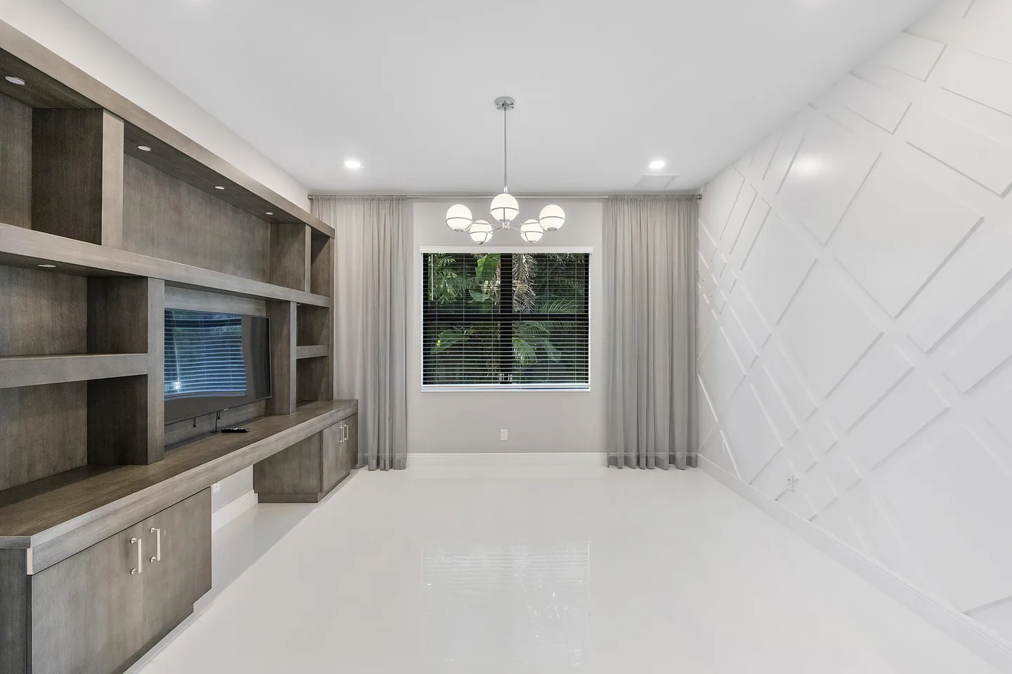 8685 Parkland Bay Dr