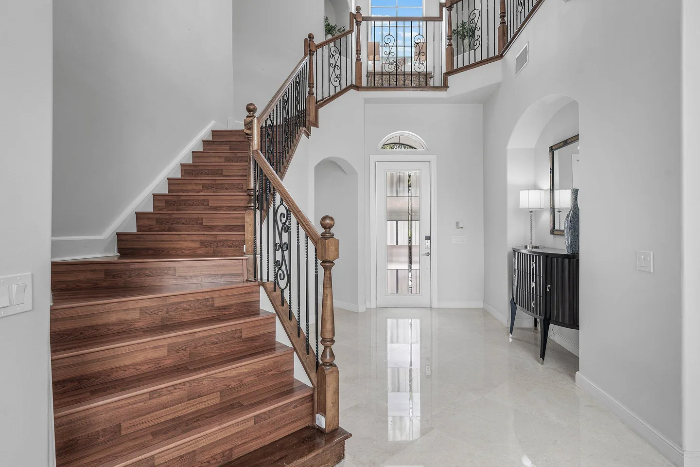 6411 Entry Hall
